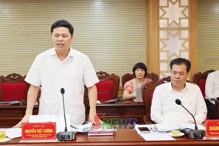 Đồng chí Phó Chủ tịch HĐND tỉnh phát biểu tại phiên họp.