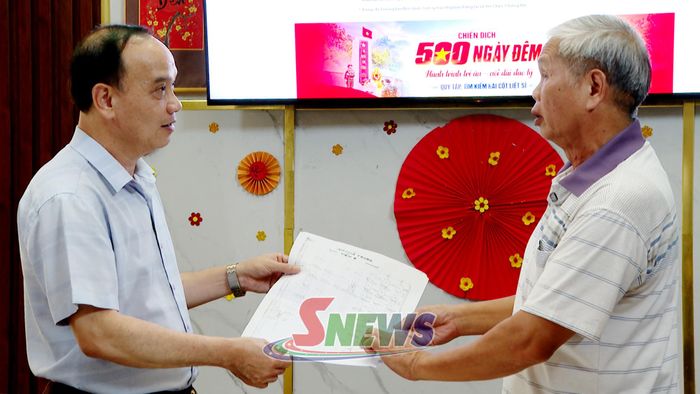 Ông Đinh Xuân Quang chia sẻ một số nội dung thông tin về khu mộ liệt sĩ, tử sĩ nghĩa trang Viện 6 - Quân khu Tây Bắc với lãnh đạo Báo và Phát thanh, truyền hình Sơn La.