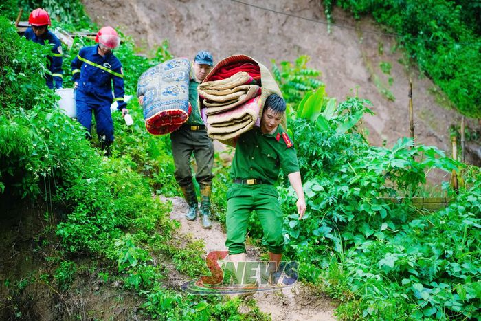 Lực lượng Công an tỉnh Sơn La hỗ trợ nhân dân xã Muổi Nọi di chuyển tài sản đến nơi an toàn.