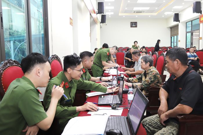 Lực lượng Công an Sơn La kiểm tra thông tin thân nhân liệt sĩ.