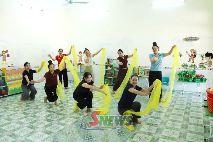 Giáo viên Trường Mầm non Tuổi Hoa, xã Mường Lầm luyện tập văn nghệ cho chương trình khai giảng năm học mới 2026-2027.