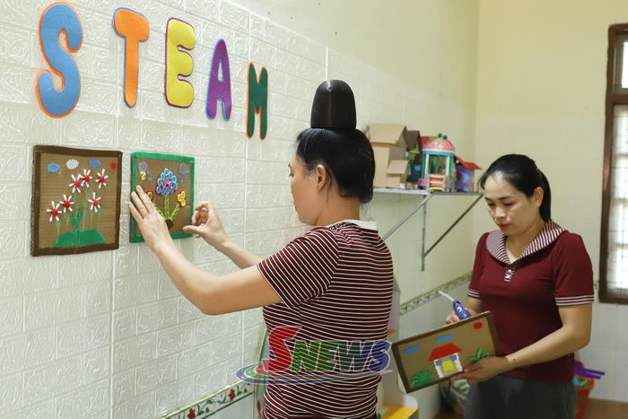 Giáo viên của Trường Mầm non Tuổi Hoa, xã Mường Lầm trang trí góc STEAM 