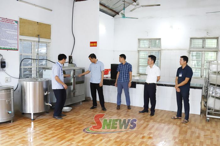 Lãnh đạo xã Mường Lầm kiểm tra khu vực nấu ăn bán trú của Trường PTDT bán trú TH & THCS Đứa Mòn.