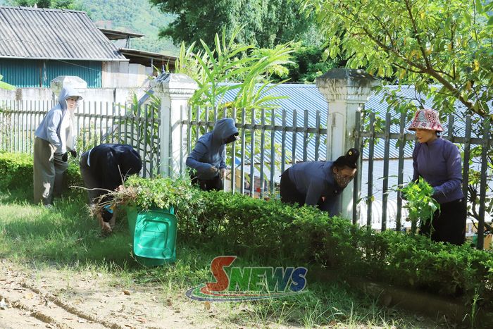 Giáo viên Trường Mầm non Tuổi Hoa, xã Mường Lầm vệ sinh trường học chuẩn bị cho năm học mới.