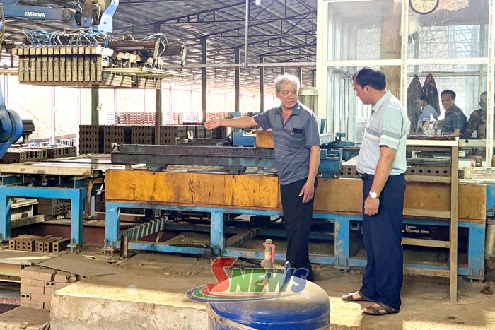 Robot gắp gạch tại Công ty Cổ phần Gạch Tuynel Xum Côn, xã Sông Mã.