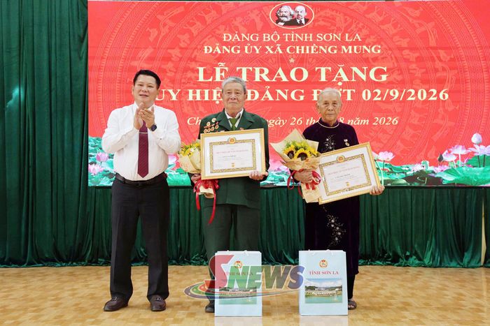 Đồng chí Phó Bí thư Thường trực Tỉnh ủy, Chủ tịch HĐND tỉnh trao Huy hiệu 65 năm và 60 năm tuổi Đảng cho các đảng viên.