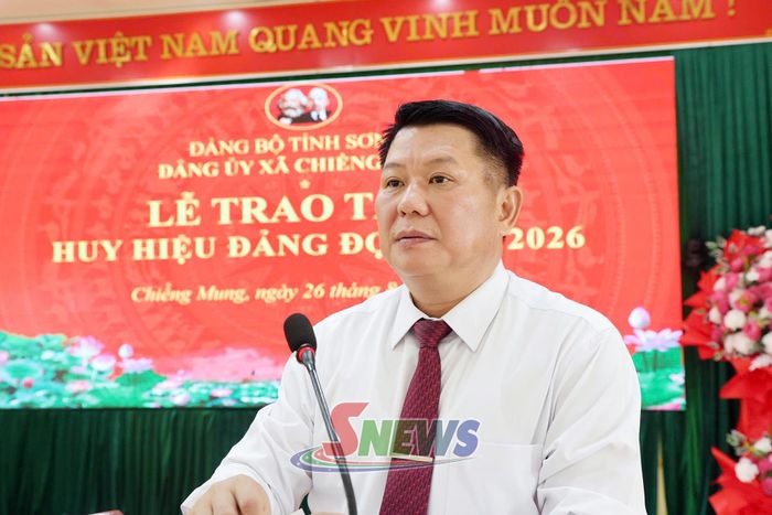 Đồng chí Lò Minh Hùng, Phó Bí thư Thường trực Tỉnh ủy, Chủ tịch HĐND tỉnh, phát biểu tại Lễ trao Huy hiệu Đảng.
