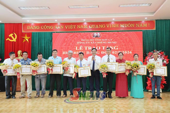 Đồng chí Phó Bí thư Thường trực Đảng uỷ xã Chiềng Mung trao Huy hiệu 35 năm tuổi Đảng cho các đảng viên.