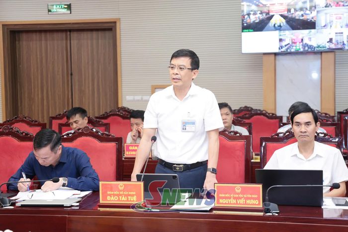 Đồng chí Giám đốc Sở Xây dựng phát biểu tại phiên họp.