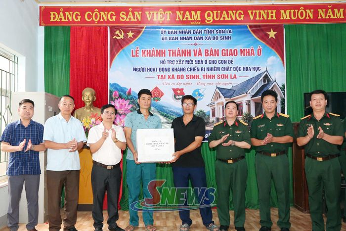 Xã Bó Sinh tặng quà cho các hộ tại chương trình.