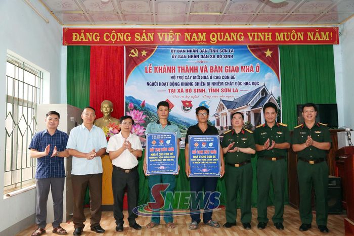 Bộ CHQS tỉnh và xã Bó Sinh trao biển biểu trưng bàn giao và khánh thành nhà ở cho con đẻ người hoạt động kháng chiến bị nhiễm chất độc hóa học.