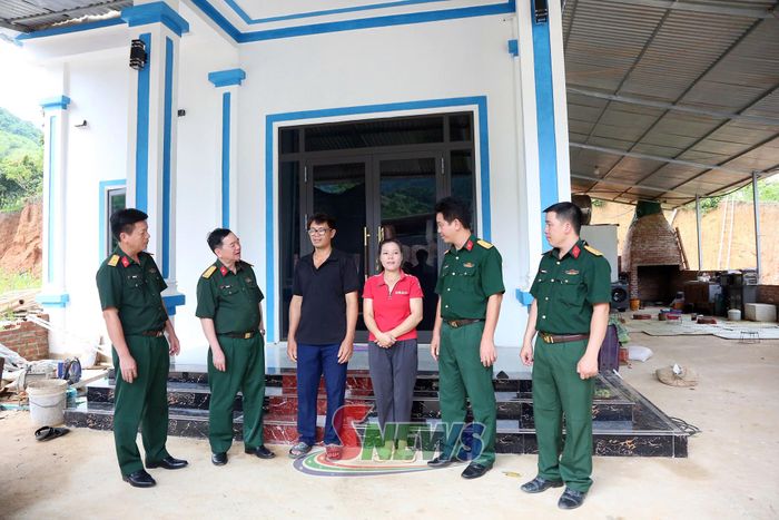 Nghiệm thu nhà ở của gia đình anh Quàng Văn Hùng ở bản Lưng, xã Bó Sinh.
