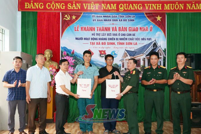 Bộ CHQS tỉnh chuyển trao quà của tỉnh Sơn La cho các hộ.