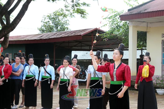 Thi ném còn tại Ngày hội.