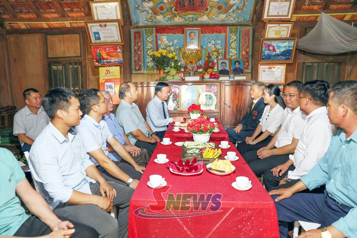 Đồng chí Phó Chủ tịch Thường trực UBND tỉnh thăm hỏi đảng viên Nguyễn Văn Nhiều, Chi bộ bản Hưng Cơi, Đảng bộ xã Mường Cơi.