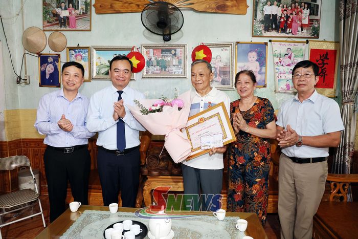 Đồng chí Phó Chủ tịch Thường trực UBND tỉnh trao tặng Huy hiệu 60 năm tuổi Đảng cho đảng viên Đinh Văn Xiên, Chi bộ tiểu khu 5, Đảng bộ xã Phù Yên.