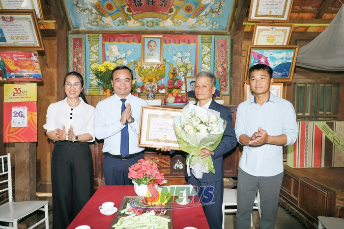 Đồng chí Phó Chủ tịch Thường trực UBND tỉnh trao tặng Huy hiệu 60 năm tuổi Đảng cho đảng viên Nguyễn Văn Nhiều, Chi bộ bản Hưng Cơi, Đảng bộ xã Mường Cơi.