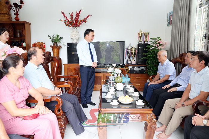 Đồng chí Phó Chủ tịch Thường trực UBND tỉnh thăm hỏi gia đình đảng viên Hà Tanh, Chi bộ tiểu khu 5, Đảng bộ xã Phù Yên.