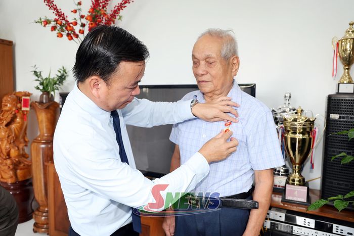 Đồng chí Phó Chủ tịch Thường trực UBND tỉnh trao Huy hiệu cho Đảng viên Hà Tanh, Chi bộ tiểu khu 5, Đảng bộ xã Phù Yên.