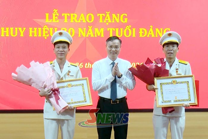 Lãnh đạo Đảng ủy UBND tỉnh trao tặng Huy hiệu 30 năm tuổi Đảng cho đảng viên Nguyễn Đức Tài và Trần Quang Vinh.