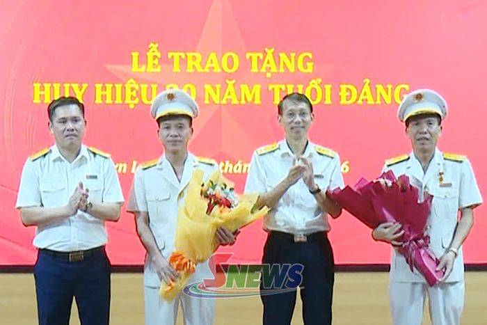Lãnh đạo Đảng ủy Thuế tỉnh Sơn La tặng hoa chúc mừng đảng viên Nguyễn Đức Tài và Trần Quang Vinh.