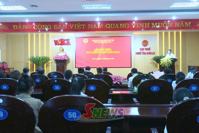 Lễ trao tặng Huy hiệu 30 năm tuổi Đảng.
