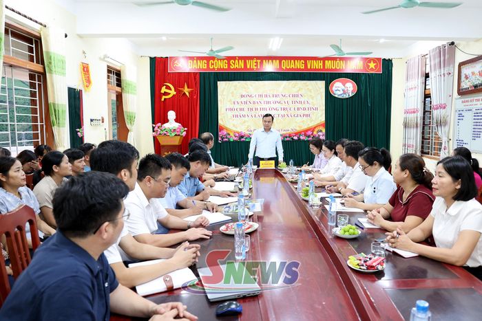 Đồng chí Phó Chủ tịch Thường trực UBND tỉnh làm việc với Trường Phổ thông Dân tộc bán trú Tiểu học và THCS Suối Bau.
