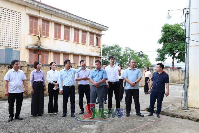 Đoàn công tác nắm tình hình đầu tư cơ sở vật chất tại Trường PTDTBT Tiểu học và THCS Suối Bau.