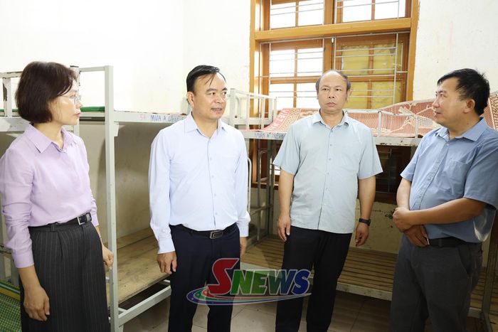 Đoàn công tác kiểm tra khu nhà ở học sinh của Trường Phổ thông Dân tộc bán trú Tiểu học và THCS Suối Bau.