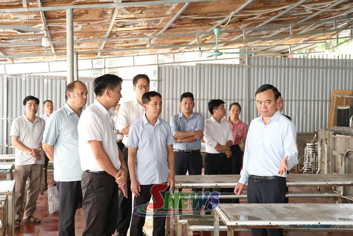 Đoàn công tác kiểm tra khu vực bếp ăn tại Trường Phổ thông Dân tộc bán trú Tiểu học và THCS Kim Bon.