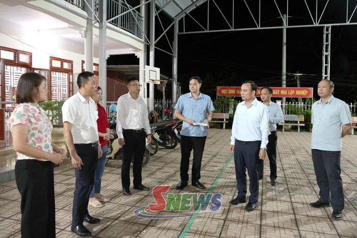 Đoàn công tác nắm tình hình chuẩn bị cho năm học mới tại Trường Tiểu học và THCS Song Pe.