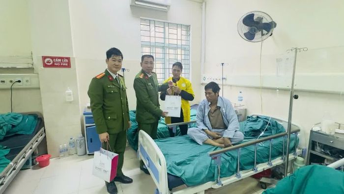 Đồng chí Hoàng Văn Thìn, Bí thư Đảng ủy, Trưởng Công an phường Hà Giang 2 thăm hỏi, động viên các bệnh nhân tại Bệnh viện đa khoa Hà Giang, tỉnh Tuyên Quang.