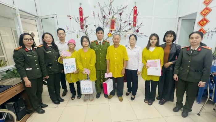 Tập thể Công an phường Hà Giang 2 phối hợp với các mạnh thường quân trên địa bàn tặng quà cho các bệnh nhân Bệnh viện Đa khoa Hà Giang, tỉnh Tuyên Quang.