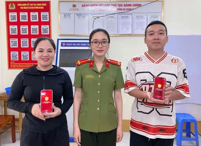 Cán bộ Công an phường Hà Giang 2 hỗ trợ người dân giải quyết các thủ tục hành chính qua ứng dụng VNeID nhanh chóng, thuận tiện.