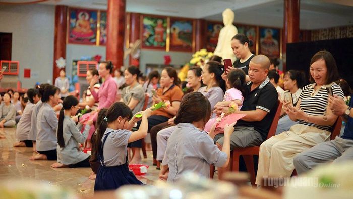 Thanh thiếu niên trải nghiệm đêm tri ân cha mẹ tại Thiền viện Trúc Lâm Chính Pháp.