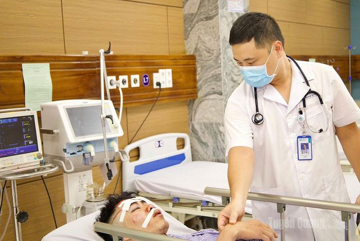 Bác sĩ Bệnh viện Đa khoa Nam Định thăm khám sức khỏe cho bệnh nhân.