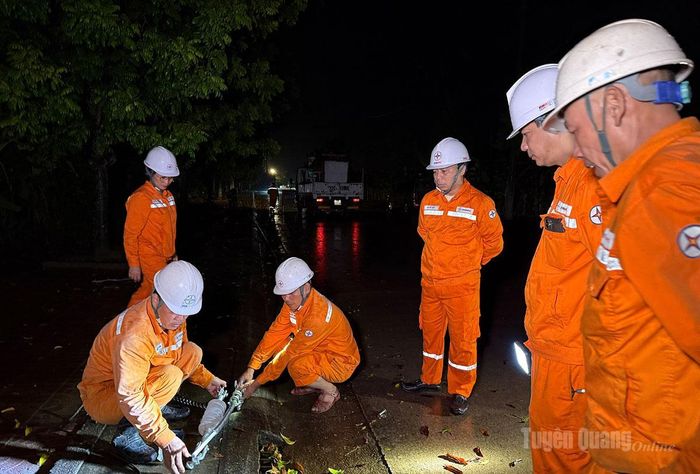 Lãnh đạo Công ty Điện lực Tuyên Quang kiểm tra khắc phục sự cố điện trên địa bàn phường Minh Xuân.