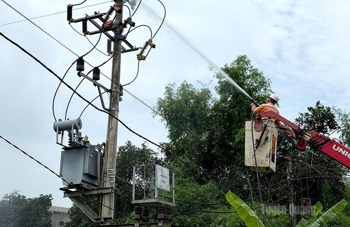 Công nhân Công ty Điện lực Tuyên Quang vệ sinh trạm biến áp, đường dây bằng công nghệ Hotline.