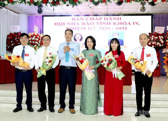Ban Chấp hành Hội Nhà báo tỉnh Lai Châu khóa IV ra mắt Đại hội.