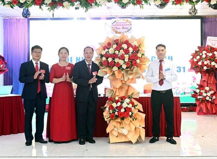 Lãnh đạo Hội Nhà báo tỉnh Tuyên Quang tặng hoa chúc mừng Đại hội.
