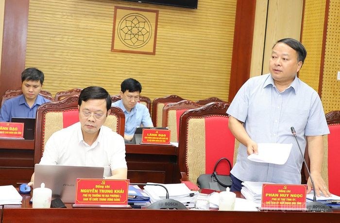 Phó Bí thư Tỉnh ủy, Chủ tịch UBND tỉnh Phan Huy Ngọc phát biểu tại hội nghị.