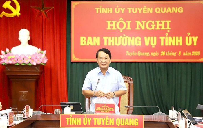 Bí thư Tỉnh ủy Hầu A Lềnh phát biểu tại hội nghị.
