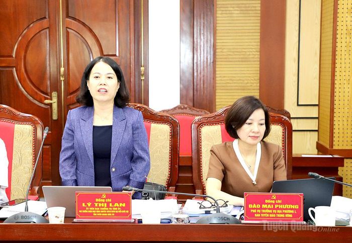 Phó Trưởng đoàn chuyên trách Đoàn ĐBQH khóa XVI tỉnh Tuyên Quang Lý Thị Lan thảo luận tại hội nghị.