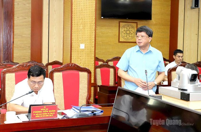 Phó Chủ tịch Thường trực Ủy ban MTTQ tỉnh Hà Trung Kiên thảo luận tại hội nghị.