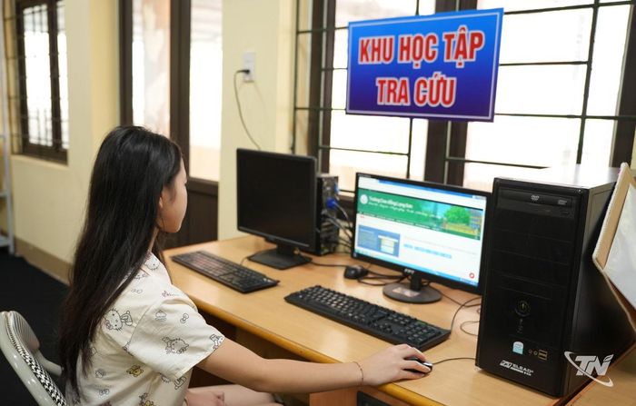 Góc sách điện tử tại Thư viện phường Bắc Kạn.
