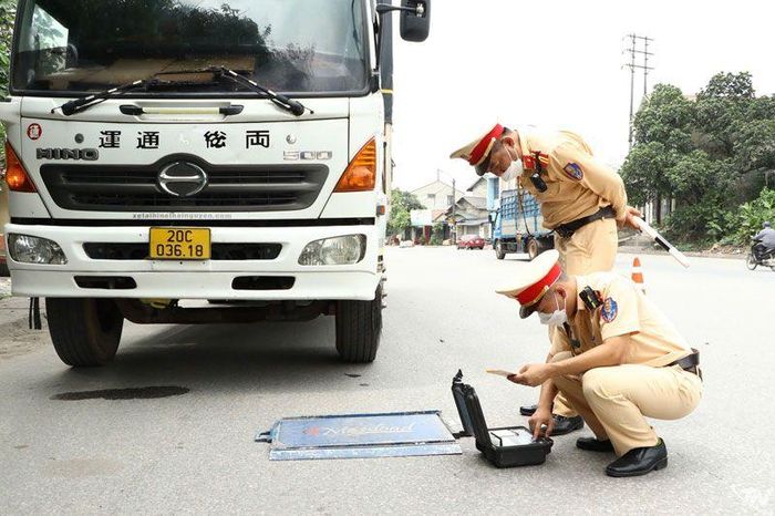 Lực lượng CSGT kiểm soát giao thông, xử lý vi phạm trên tuyến Quốc lộ 3.