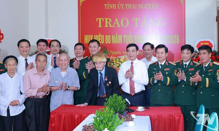 Đại tướng Phan Văn Giang, lãnh đạo tỉnh và các đại biểu chúc mừng các đảng viên lão thành thuộc Đảng bộ tỉnh Thái Nguyên.
