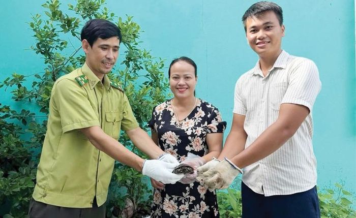 Tiếp nhận động vật quý hiếm từ người dân tự nguyện giao nộp. Ảnh: Chi cục Kiểm lâm