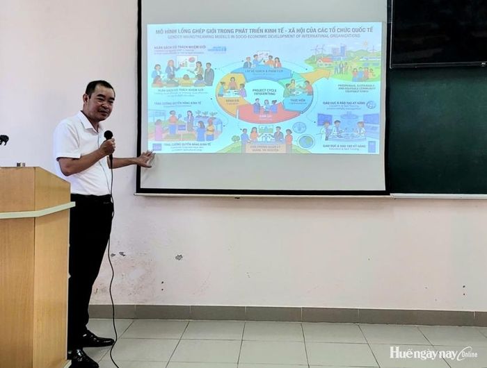  Giảng viên trao đổi về kỹ năng lồng ghép giới trong xây dựng và thực hiện kế hoạch phát triển kinh tế - xã hội.
