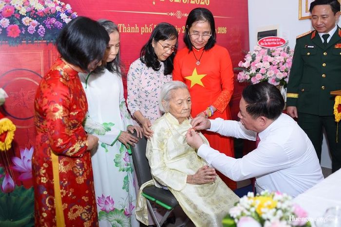  Đoàn đã đến tận nhà, trao Huy hiệu 80 năm tuổi Đảng đối với các đảng viên không đủ điều kiện sức khỏe.